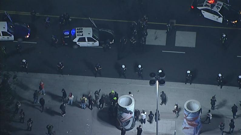 黑衣人大选夜聚集洛杉矶市中心 警方宣布非法集会