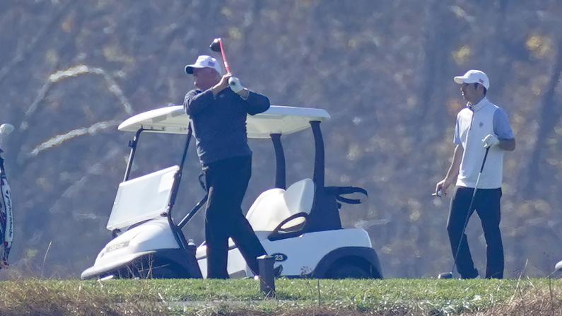 拜登宣布胜选次日 川普再赴维州打高尔夫
