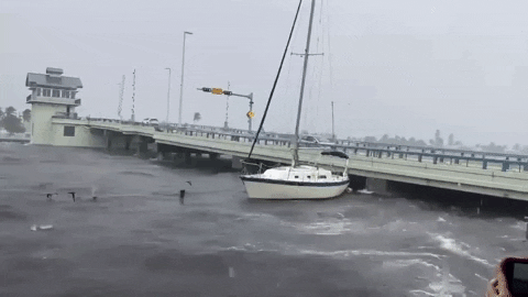 热带风暴“伊塔”进一步袭击佛州 帆船风雨中飘摇撞桥