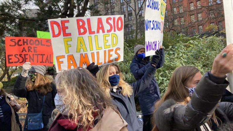 “学校才是最安全的地方” 公校家长纽约市府门前抗议 要求保留当面授课