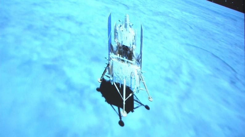 嫦娥五号探测器成功在月球正面预选着陆区着陆