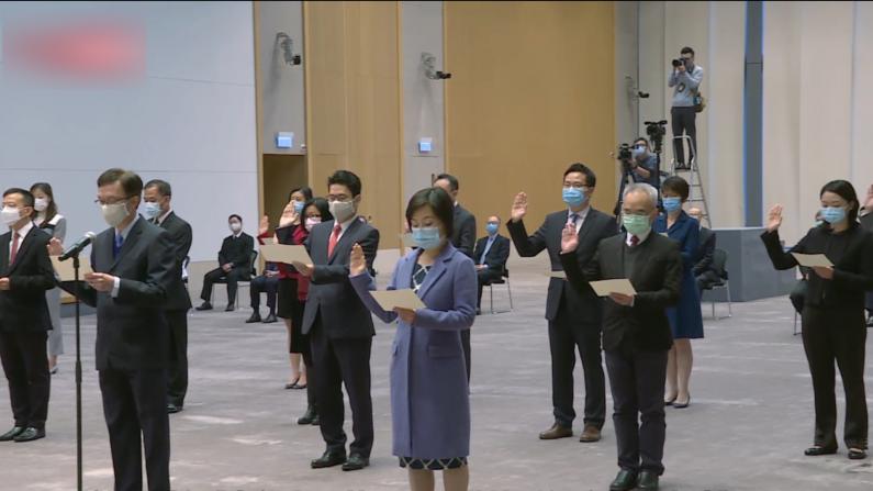 香港特区政府12位副局长14位政治助理宣誓拥护基本法