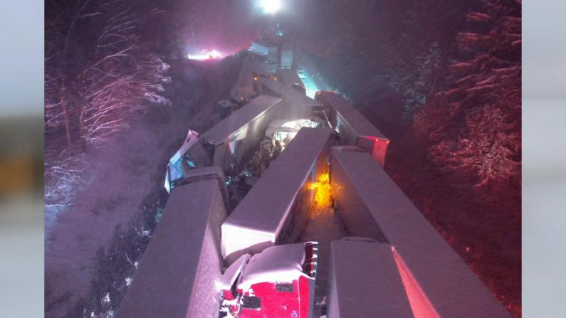 66车连环相撞 4尺大雪中被埋10小时 美东风雪酿多起灾祸