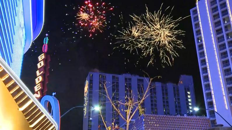 拉斯维加斯烟花秀迎新年 数千民众上街庆祝
