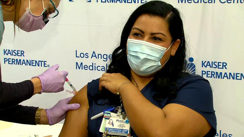 全美多地开始接种第二剂新冠疫苗 洛杉矶护士:我充满希望