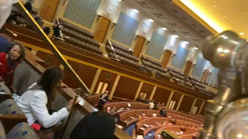 国会众院议事厅枪响 工作人员躲座位夹缝中避难