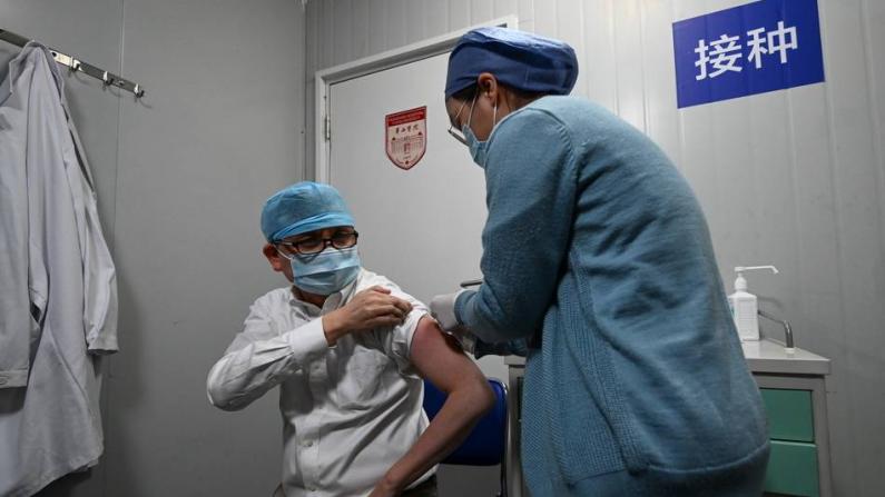 张文宏接种第二剂新冠疫苗 提醒接种后坚持戴口罩