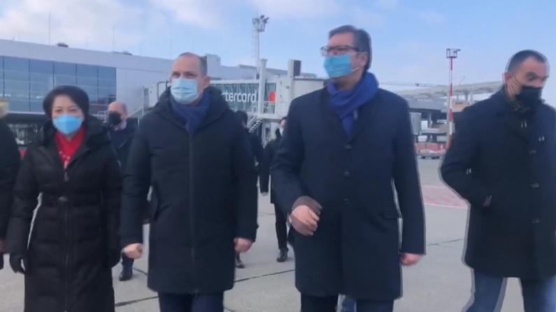 塞尔维亚总统冒严寒机场迎接100万剂中国疫苗