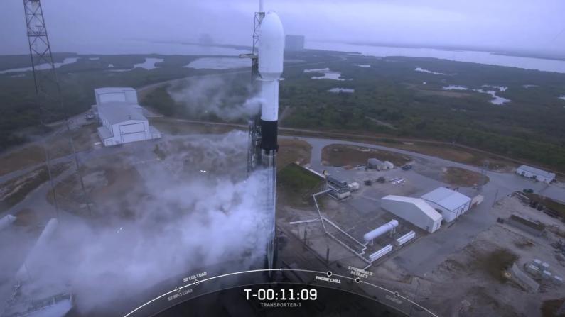 天气阴沉烟雾缭绕 SpaceX年度首发因为这个原因被打断…