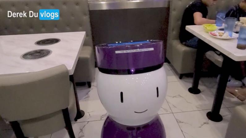 【Derek在纽约】机器人领位 机器人送菜单 这顿火锅吃得太“现代化”了！