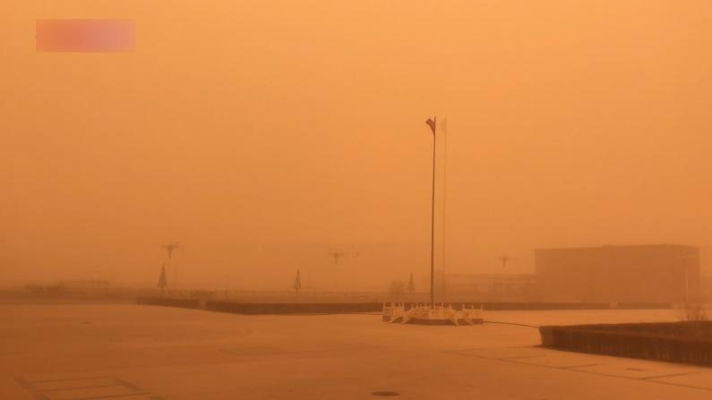 沙尘暴再袭华北 北京空气重度污染 内蒙古边境漫天黄沙