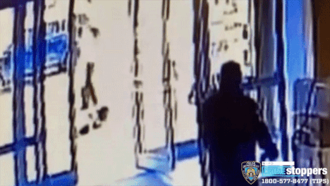 亚裔女性纽约曼哈顿大楼前遭暴力袭击 保安竟关门?!住客:太可怕