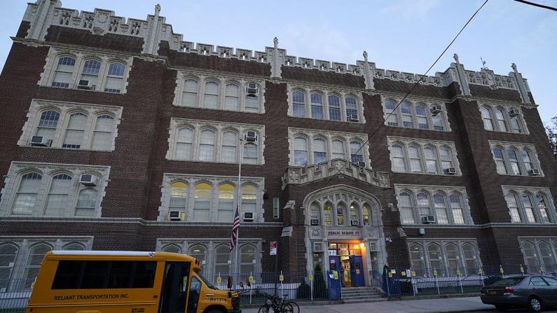 纽约市公校“两例确诊就停课”规则争议大 市长承诺修改