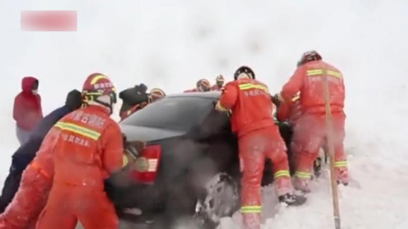 内蒙古暴风雪阻路：消防打通近2公里道路 解救被困人员38人