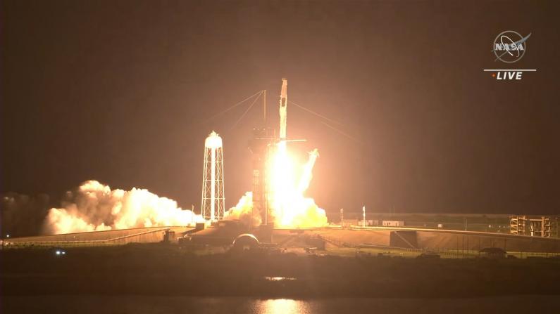 四太空人搭龙飞船顺利发射 SpaceX载人任务首次硬件重复利用