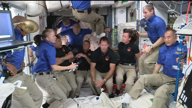 SpaceX龙飞船完成对接 11名太空人“挤爆”国际空间站