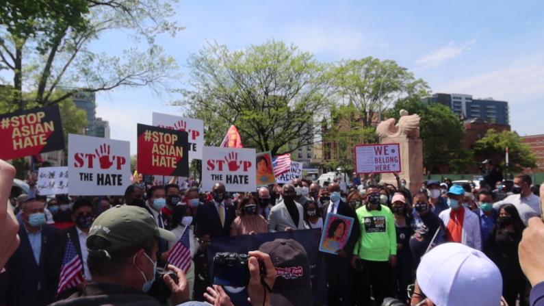 纽约法拉盛反对仇恨亚裔犯罪大游行：这里是美国 没有人应生活在恐惧中