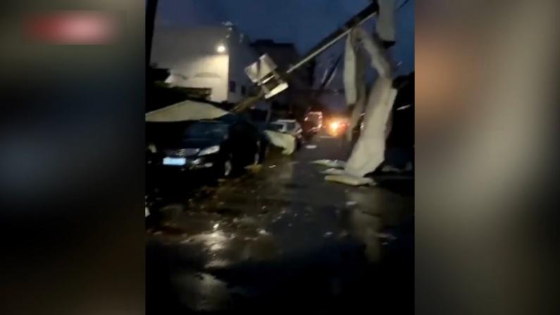 苏州武汉遭罕见龙卷风袭击 屋顶被掀翻 百余人死伤
