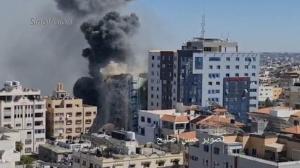 以色列再空袭加沙 媒体聚集办公室大楼瞬间化为碎片