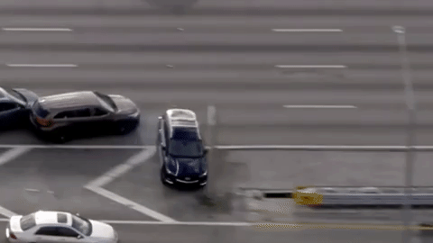 惊险！佛州五少年偷车上高速 被警追逐180度大翻车