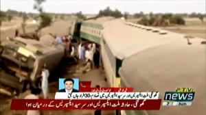 巴基斯坦火车脱轨相撞 已致百余人死伤