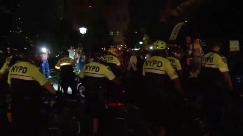 NYPD公布华盛顿广场公园清场执法录像：聚集者扔酒瓶拒捕