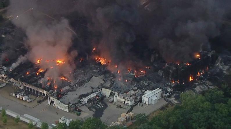 化工厂大火仍将燃烧数日 伊州发布紧急状态多部门密切监控