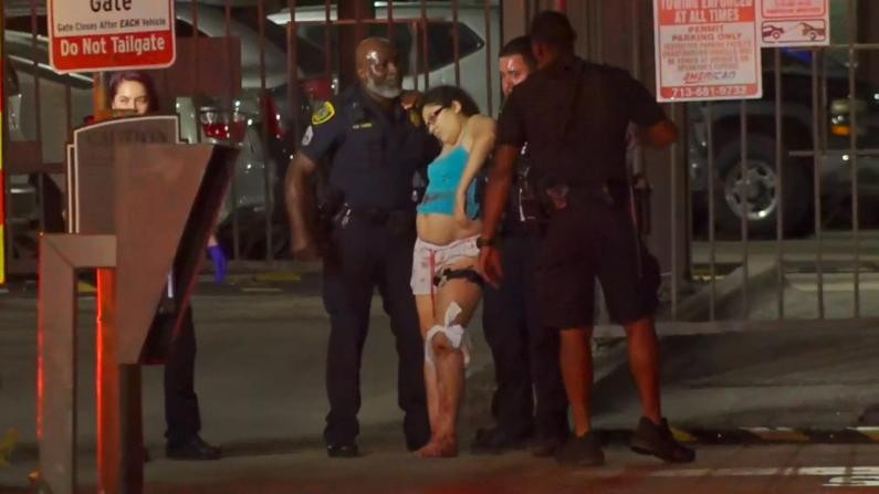 休斯敦警员深夜家中遭枪击妻女受伤 但警方只找到一条血迹…