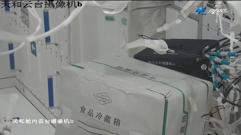 中国航天员空间站生活：有鱼香肉丝吃，睡觉这样睡
