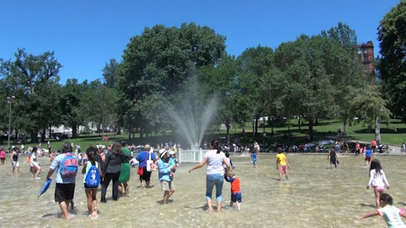 波士顿公共公园戏水设施全面重开 民众：很开心生活回归