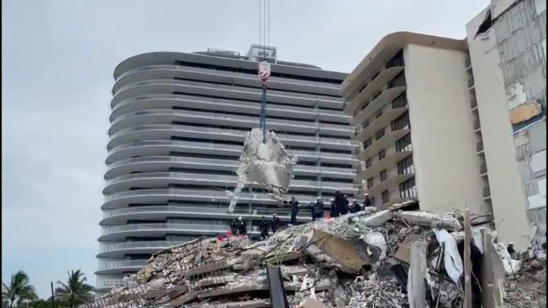 迈阿密公寓塌方死亡持续上升 吊车转移大型碎片