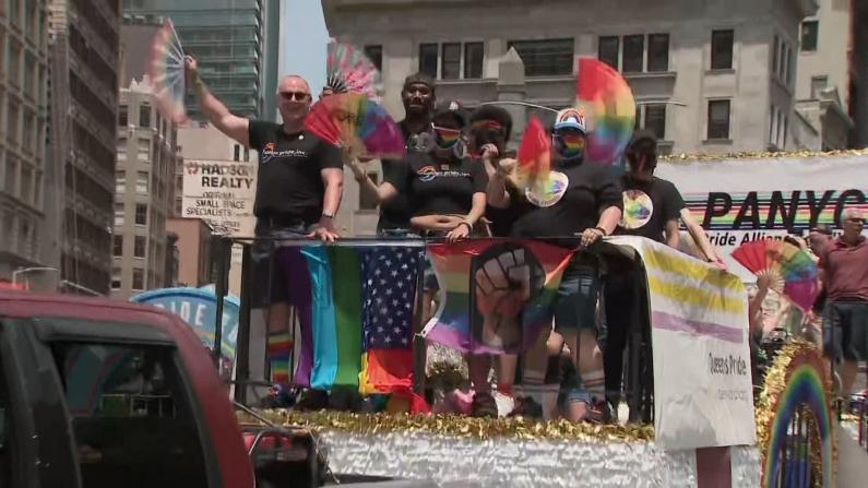 疫情后纽约市首个大型活动！ LGBTQ游行缩小规模举行