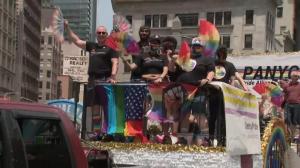 疫情后纽约市首个大型活动！ LGBTQ游行缩小规模举行