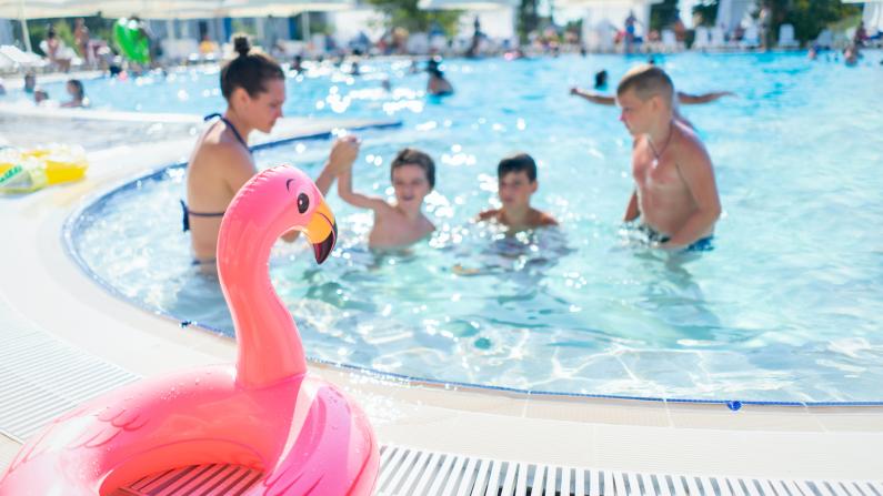 纽约周末再迎高温 室外泳池开放 防暑降温好去处