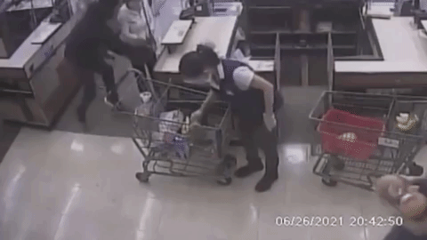 洛杉矶华人超市顾客光天化日遭抢劫拖拽 目击者：亚裔被盯上了