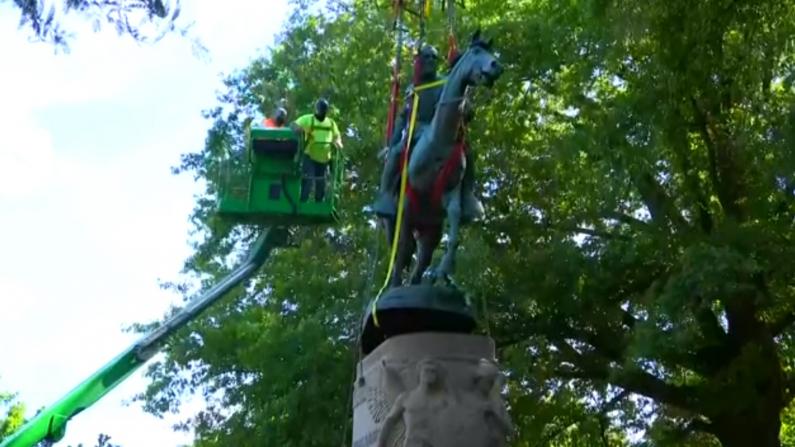 夏洛茨维尔两座邦联雕像终被拆除 人群爆发欢呼