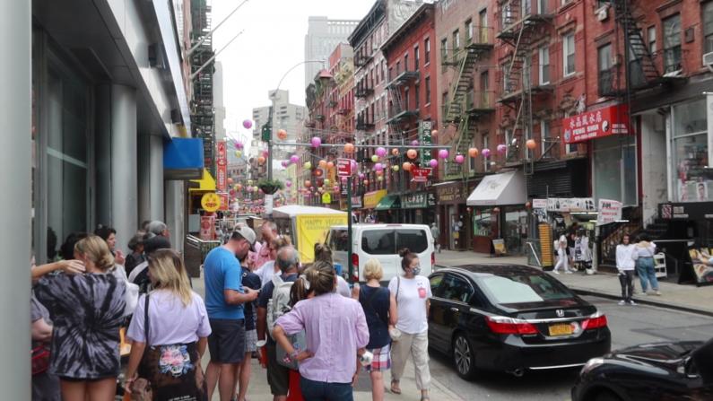 纽约华埠游客回归迎来夏季小高峰 部分餐厅生意恢复70%