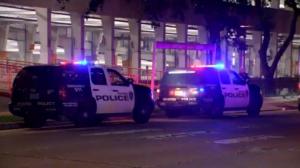 休斯敦一商场内爆枪击 嫌犯射伤一人后与一下班警察交火