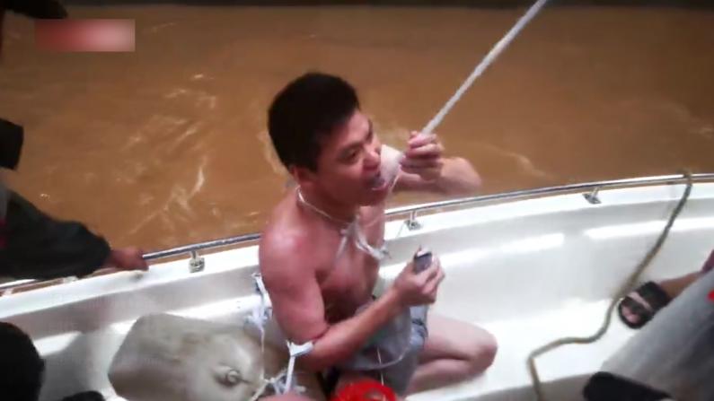 河南新乡男子洪水中泡5小时 绑塑料桶含塑料管等到救援！