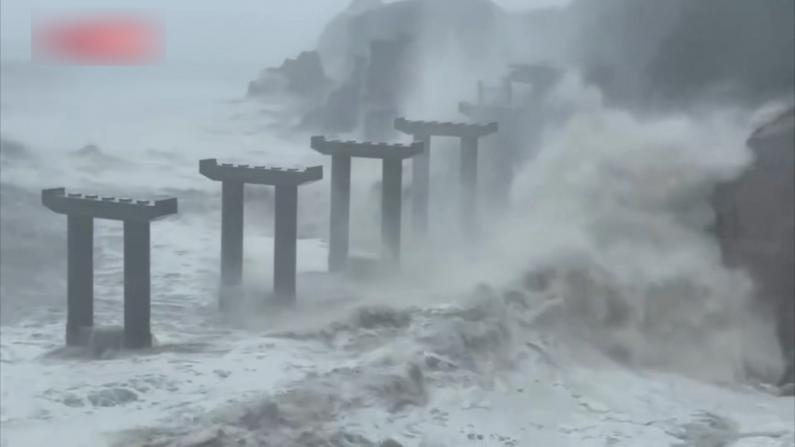 台风“烟花”登陆浙江舟山 隔屏感受它的威力