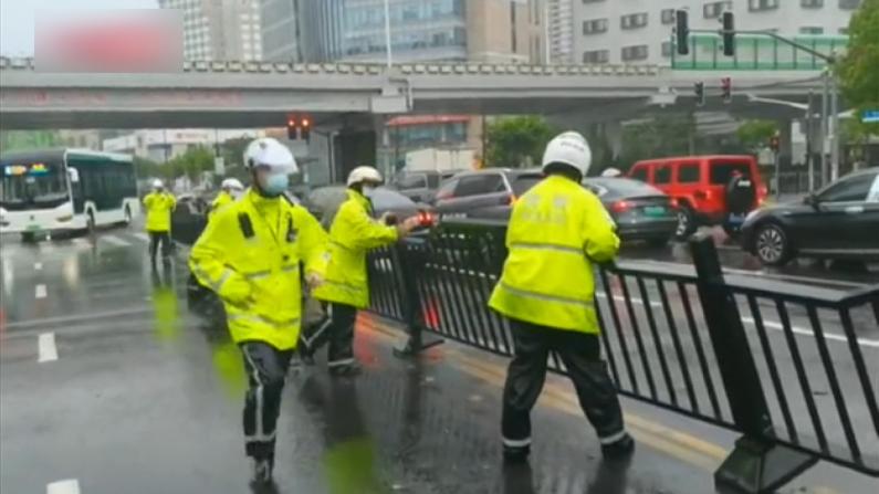 台风“烟花”侵袭上海 公安消防清路排水拆隐患