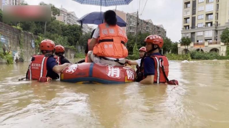 台风“卢碧”登陆福建带来强降雨 漳州水深过腰多人被困