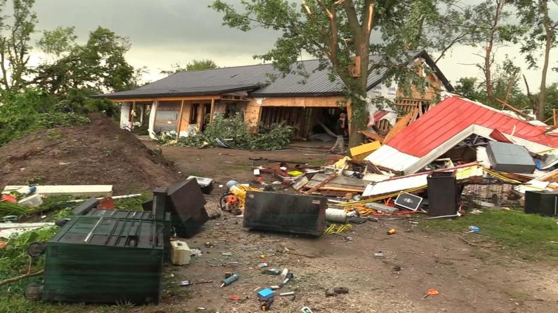 15场龙卷风袭击伊利诺伊 受灾居民：我家一切几乎都没了