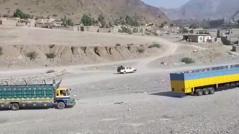 阿富汗巴基斯坦贸易往来重开 商业车辆驶过边境公路