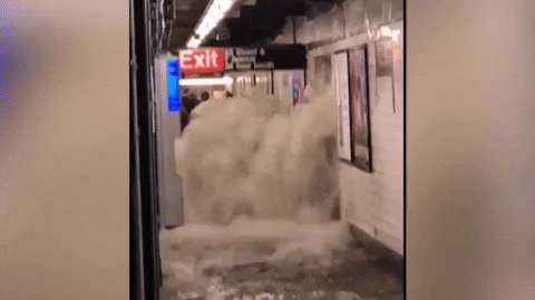 洪水冲破地铁站灌入铁轨 纽约市喊话民众：不要出行！