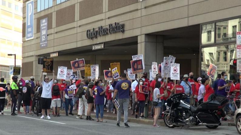 劳工节波士顿数百人上街抗议 要求恢复工作和公平待遇