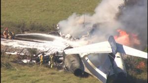 幸运！得州私人飞机起飞时冲破围栏起火 机上21人均安全撤离