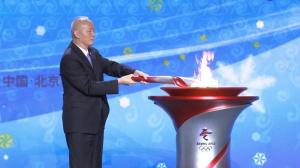 北京时隔13年再迎奥运圣火 点燃2022冬奥首支火炬