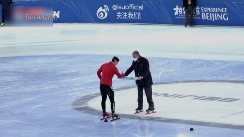短道速滑世界杯北京站决出首金 “自助式颁奖”