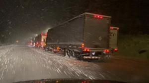 北加连续干旱后天降大雪 交通封闭高速公路成停车场
